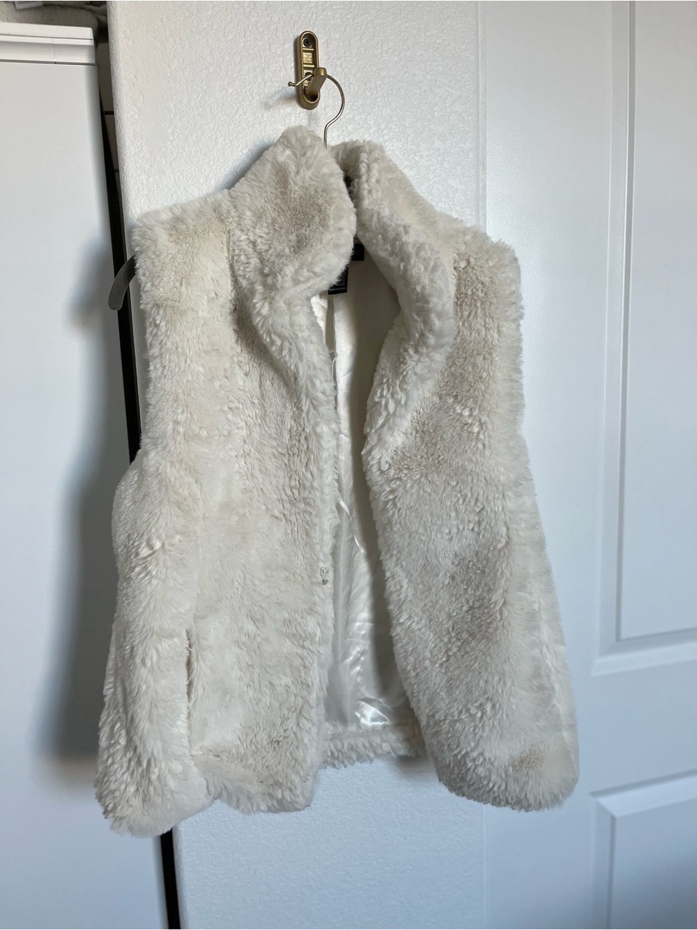 Forever 21 Plush Faux Fur Vest in White Women’s Size XS Cute Winter Wear